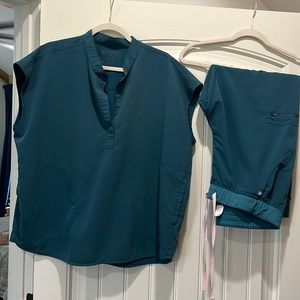 Figs Teal XL scrub top and bottom. Technical Collection.